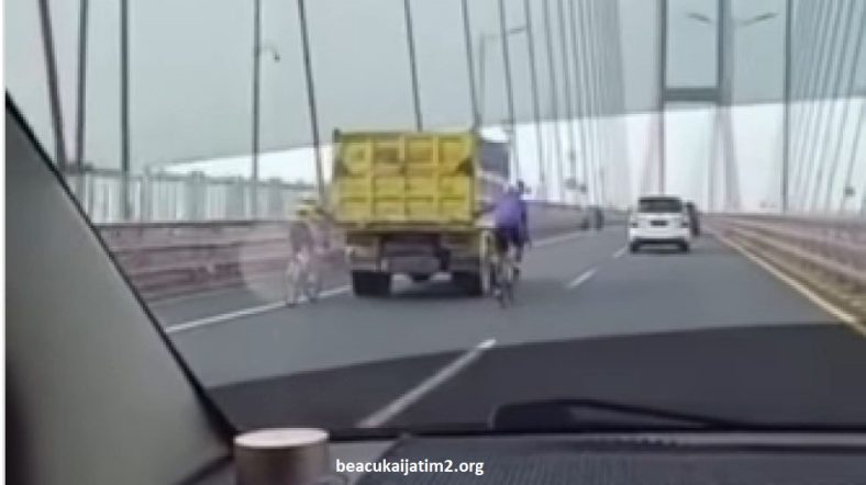 Viral Ada Pesepeda Gandol Di Samping Truk Tepatnya Di Jembatan Suramadu